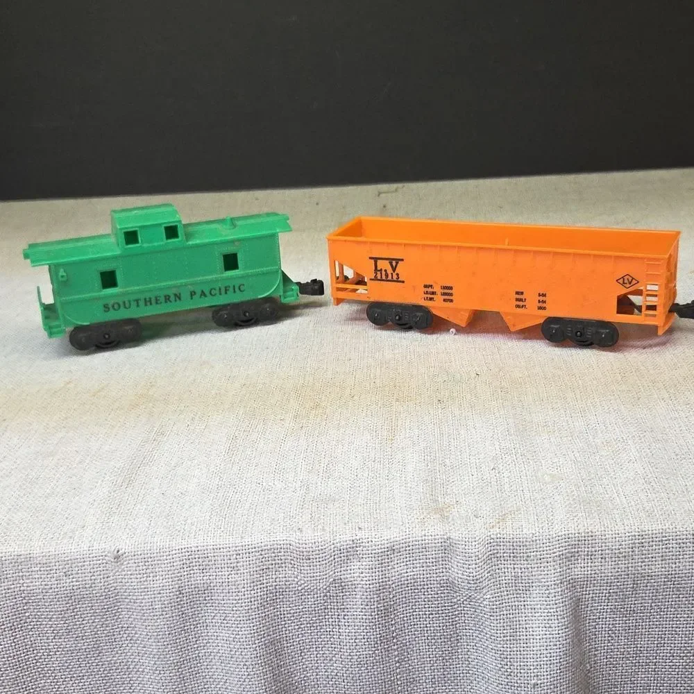 lot of 5 HO scale Train Cars, Tower, Buildings and more - Picture 4 of 12